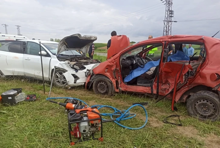 Kırklareli’nde iki otomobil kafa kafaya çarpıştı: 1 ölü, 4 yaralı
