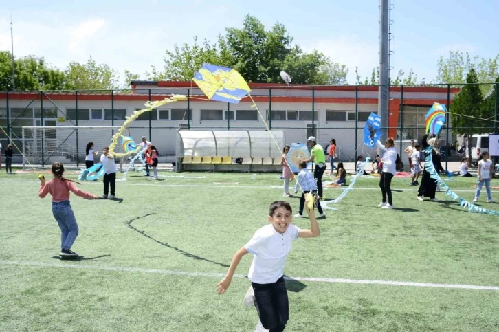 Kırklareli’nde polisten çocuklara uçurtma şenliği
