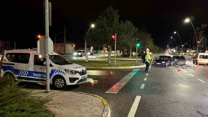 Kırmızı ışık ihlali kazaya neden oldu: 2 kişi yaralandı
