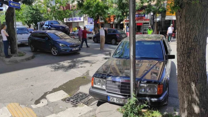 Kırmızı ışık ihlali yapan otomobilin sebep olduğu kaza güvenlik kamerasına yansıdı
