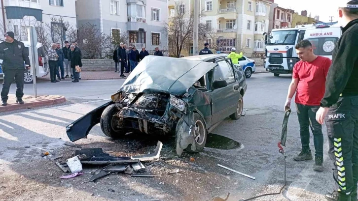 Kırmızı ışıkta bekleyen minibüse otomobil çarptı: 1 ölü, 2 yaralı
