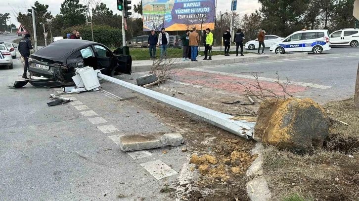 Kırmızı ışıkta geçtiği iddia edilen Tesla sürücüsü önce minibüse sonra KGYS direğine çarptı: 1 yaralı
