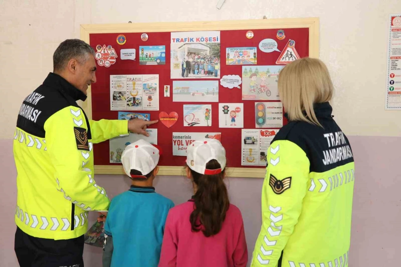 Kırşehir’de jandarmadan öğrencilere trafik eğitimi
