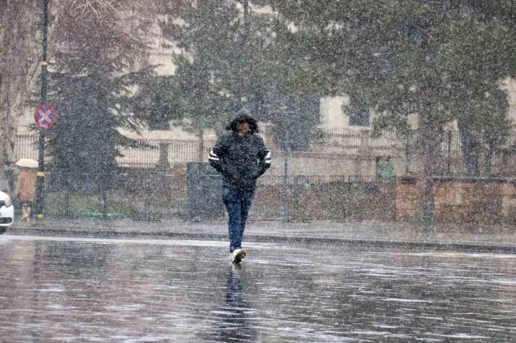 Kışta hasret bırakan kar, Mart ayında Sivaslılara sürpriz yaptı
