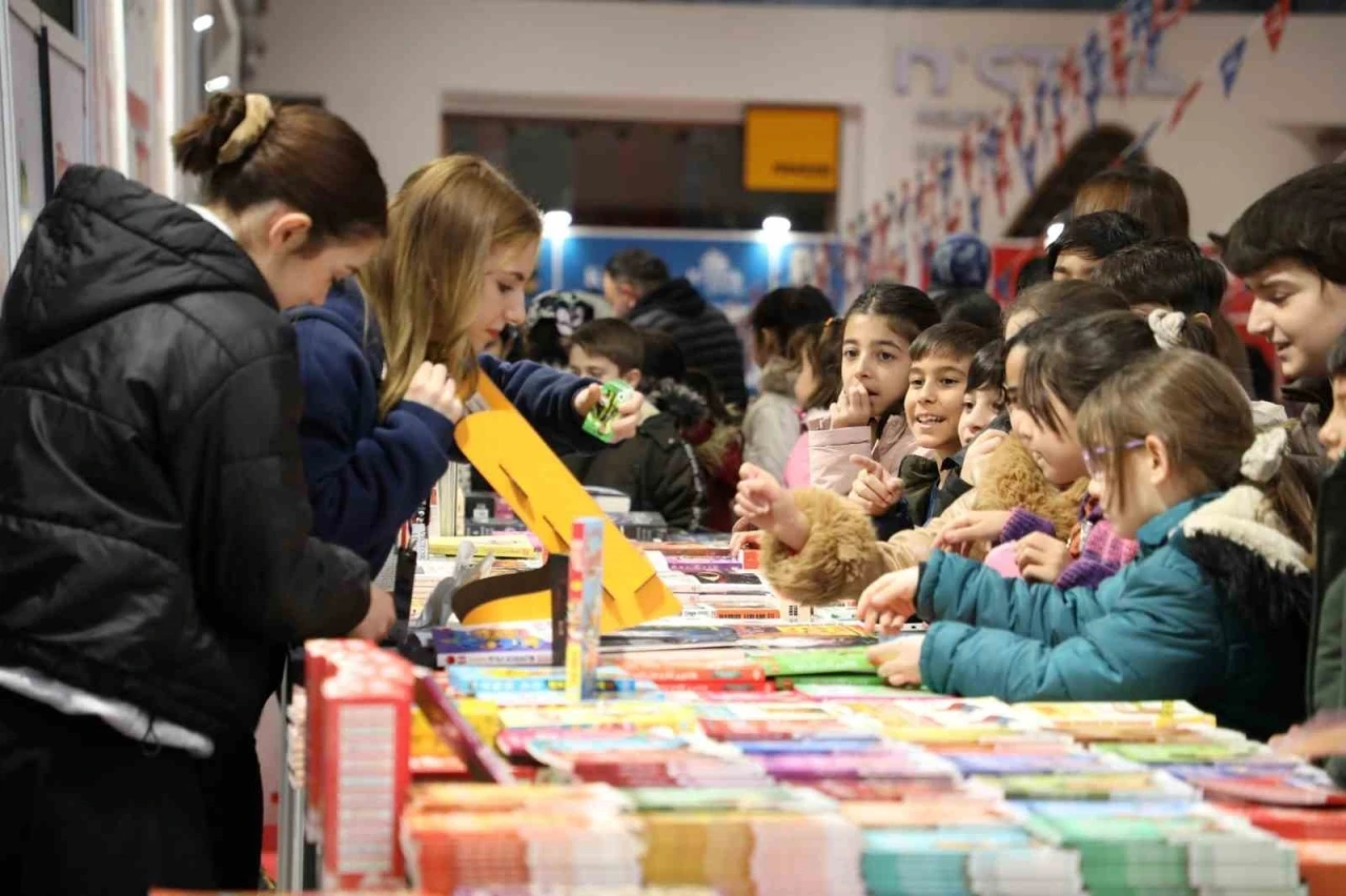 İnegöl Kitap Fuarı'na öğrenci akını