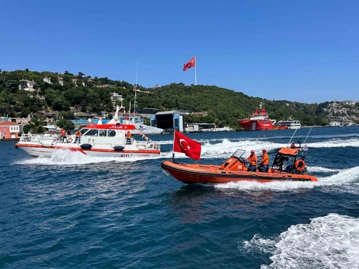 Kıyı Emniyeti şehitler ve gaziler için İstanbul Boğazı’nda gösteri yaptı
