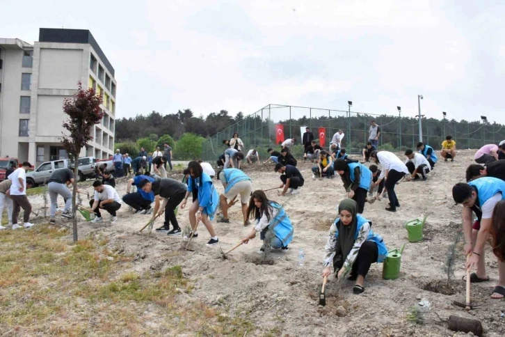 Kız öğrenci yurdunun çevresine yeni fidanlar dikildi
