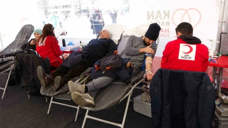 Kızılay depremzedeler için Taksim Meydanı’nda kan bağışı kampanyası başlattı
