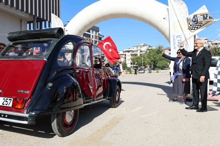 Klasik otomobiller, kız çocukları için yola çıktı
