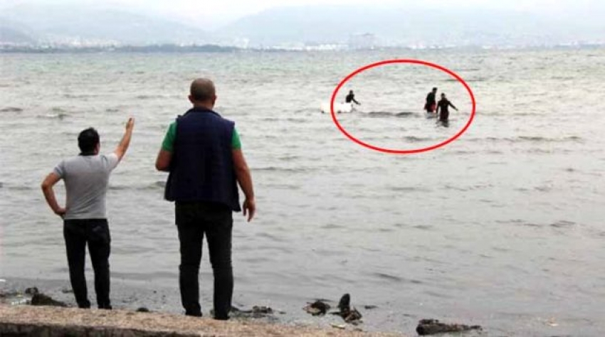 Polisi görünce denize kaçtılar