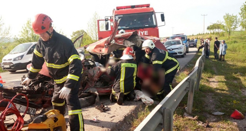 Karşı şeride geçen kamyonet dehşet saçtı