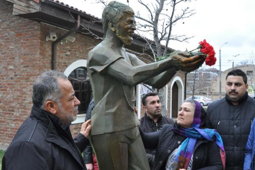 Ailesi oğulları Ali İsmail Korkmaz'ın heykeline karanfil bıraktı