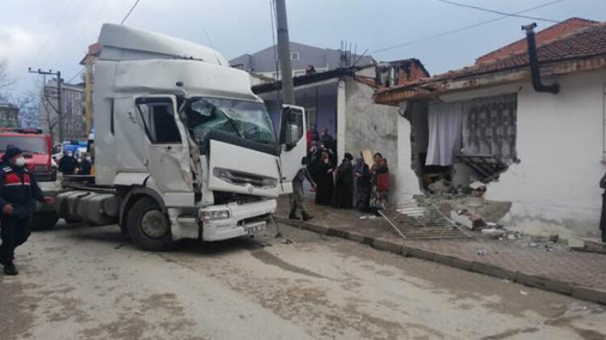 Bursa'da Televizyon izlerken evine TIR girdi!