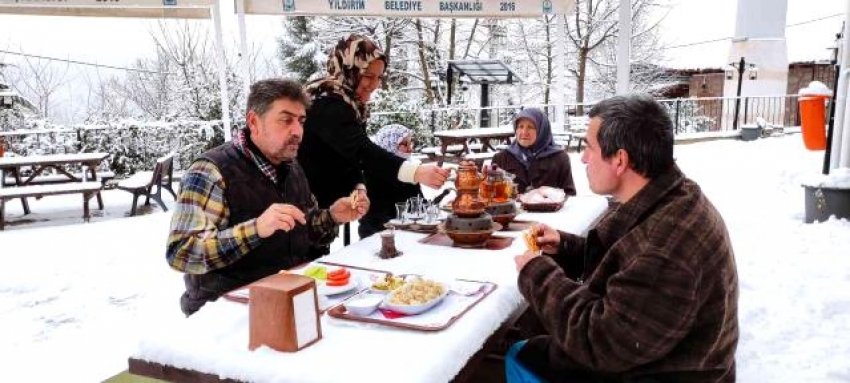 Bursa'da karlar içinde kahvaltı keyfi