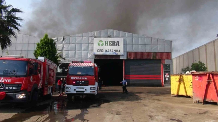 Kocaeli’de geri dönüşüm tesisindeki yangın kontrol altına alındı
