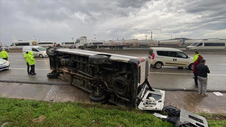 Kocaeli'de devrilen işçi servisindeki 9 kişi yaralandı