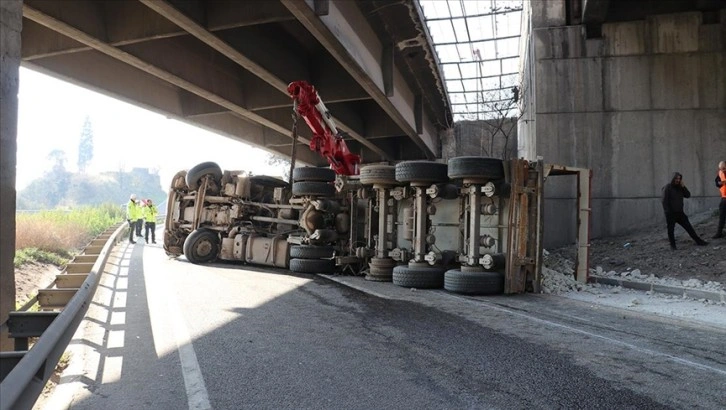 Kocaeli'de devrilen tır nedeniyle D-100'ün İstanbul yönü ulaşıma kapandı