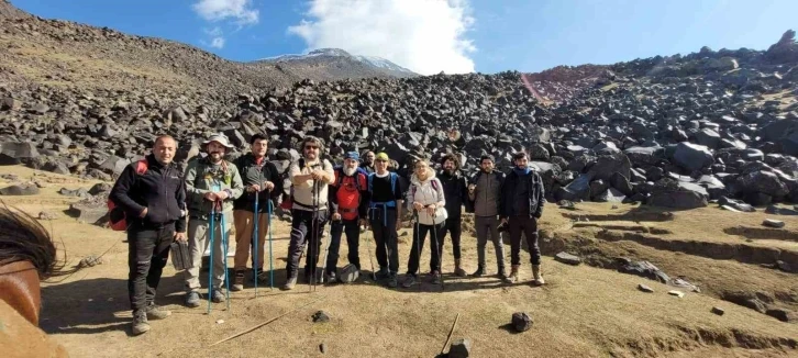 Koltuk değneğiyle zirve tırmanışı yaptı
