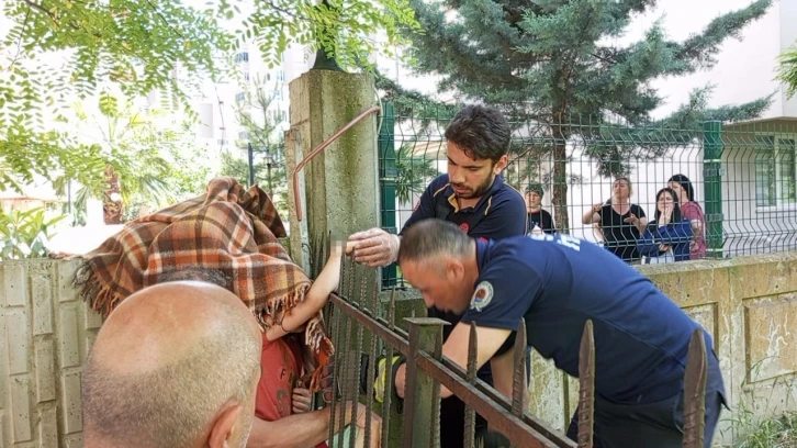 Koluna korkuluk demiri saplanan çocuğu itfaiye kurtardı
