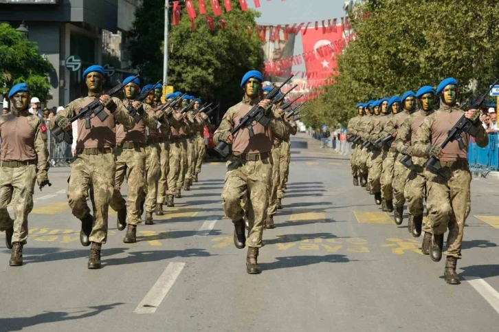 Komandoların tüfekli gösterileri izleyenleri mest etti
