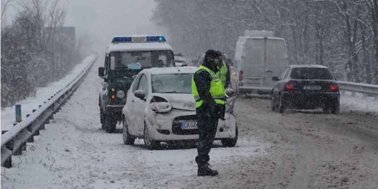 Komşuya mevsimin ilk karı düştü