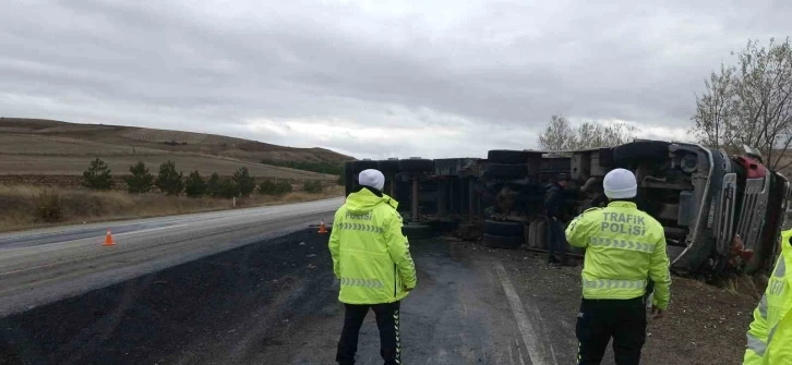 Kömür yüktü tır devrildi, karayolunda ulaşım tek şeritten sağlandı
