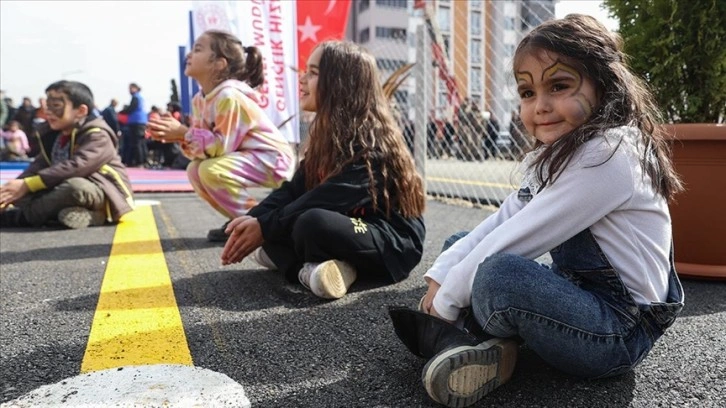 Konteyner kentlerdeki depremzede çocuklara oyun alanlarında psikososyal destek sağlanıyor