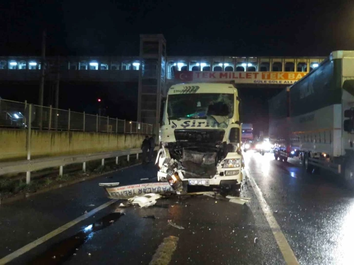 Konteyner yüklü tır, kırmızı ışıkta duran bir tıra çarptı: 1 yaralı
