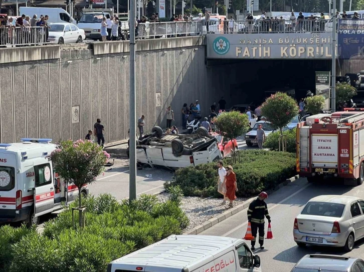 Kontrolden çıkan araç köprülü kavşaktan düştü
