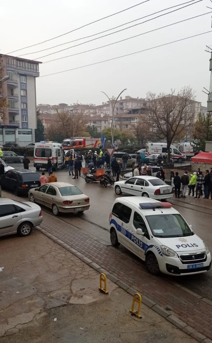 Kontrolden çıkan aracın 4 kişiyi ezdiği anlar kameraya yansıdı
