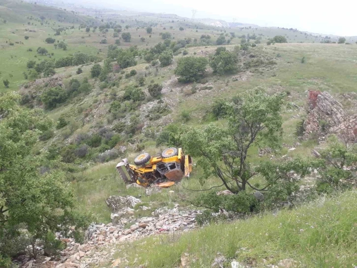 Kontrolden çıkan iş makinesi uçuruma devrildi
