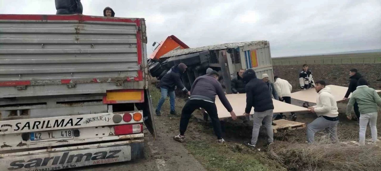 Kontrolden çıkan kamyon tarlaya devrildi
