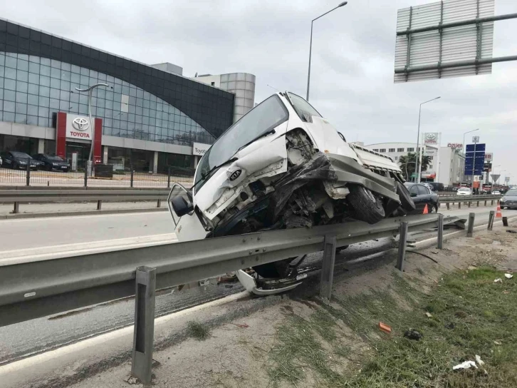 Kontrolden çıkan kamyonet bariyerlere çarparak durabildi
