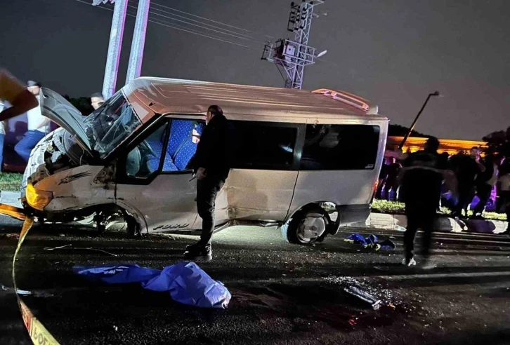 Kontrolden çıkan minibüs orta refüje çarparak savruldu: 1 ölü