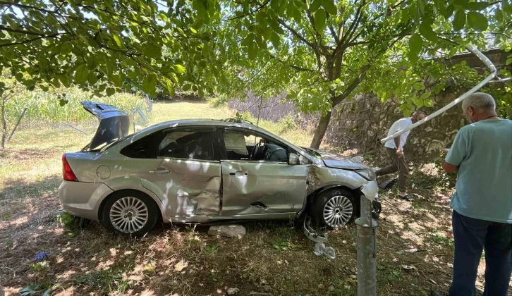 Kontrolden çıkan otomobil 3 metrelik duvardan uçtu
