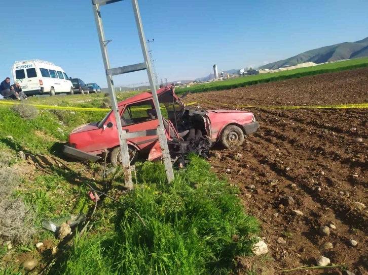 Kontrolden çıkan otomobil, aydınlatma direğine çarptı: 1 ölü