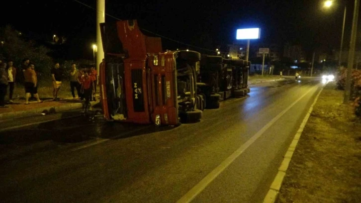 Kontrolden çıkan otomobil kaldırıma vurdu, ona metreler kala tır devrildi
