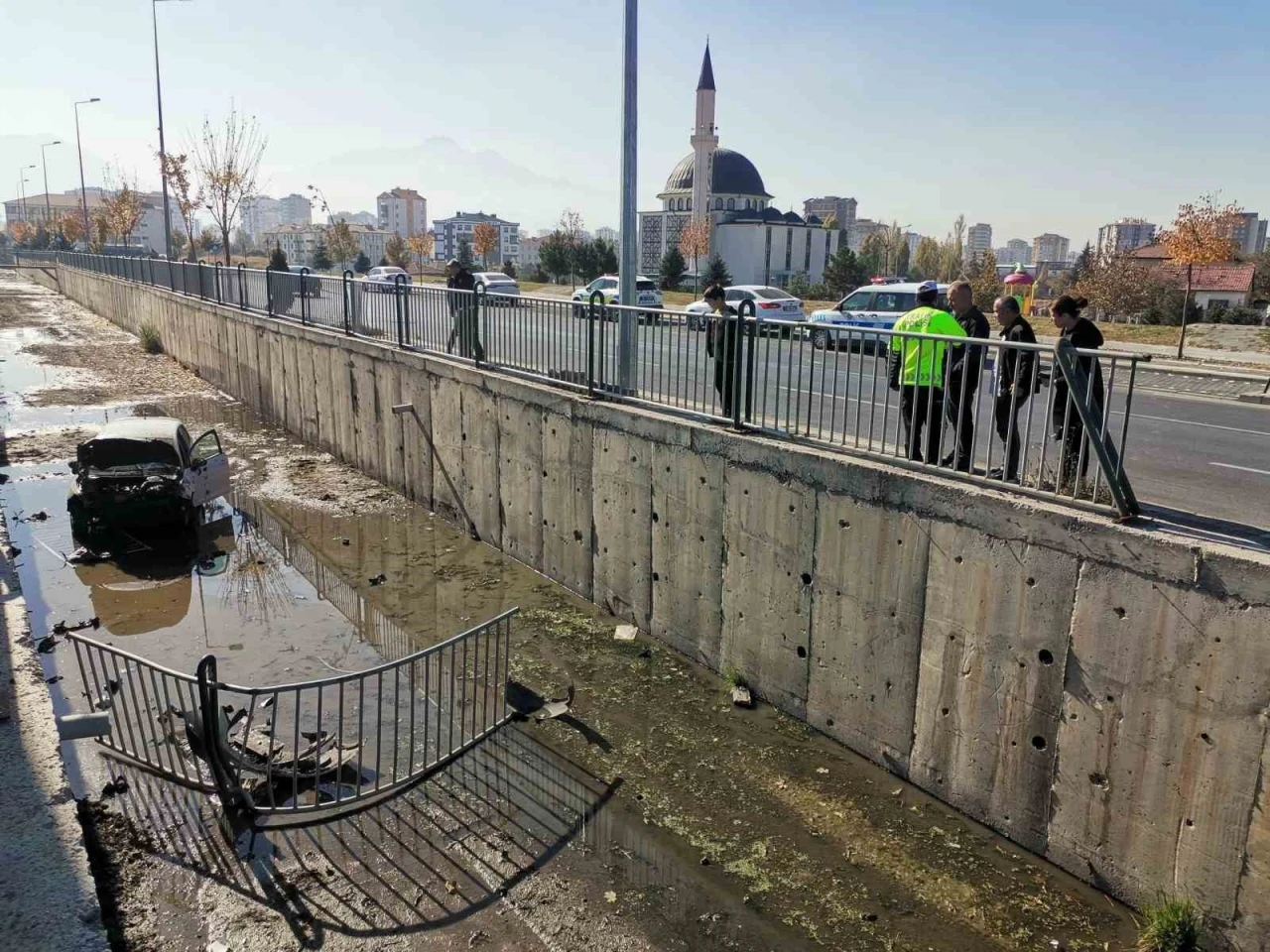 Kontrolden çıkan otomobil kanala uçtu
