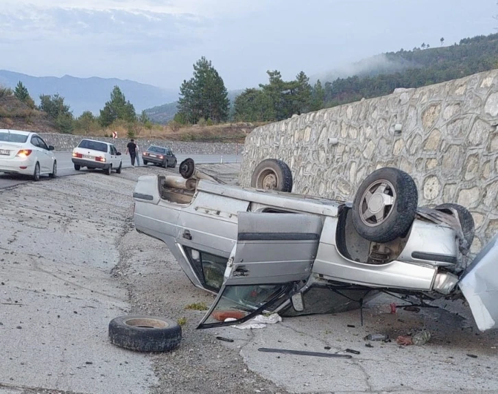 Kontrolden çıkan otomobil şarampole devrildi; 2 yaralı
