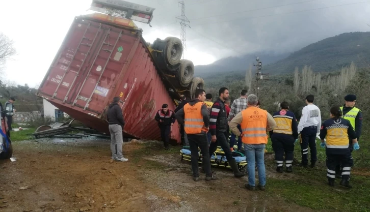 Kontrolden çıkan tır devrildi, sürücü araçta sıkıştı
