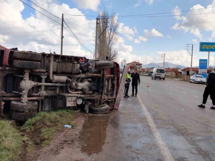 Kontrolden çıkarak devrilen kamyonetin sürücüsü yaralandı