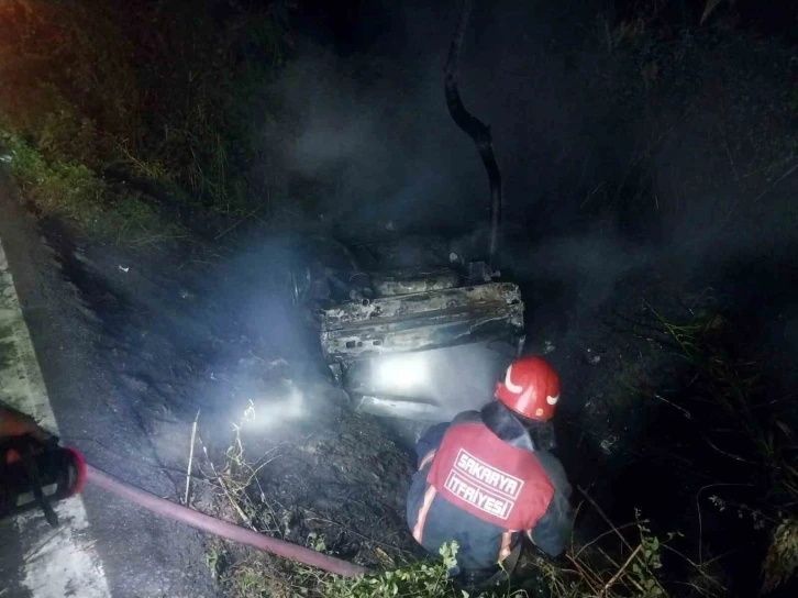 Kontrolden çıkarak yol kenarına uçan araç alev topuna döndü: 2 yaralı
