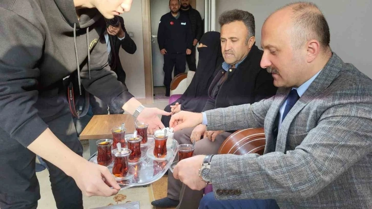 Konuta yerleşen Adıyamanlı depremzede aile ilk misafirini ağırladı
