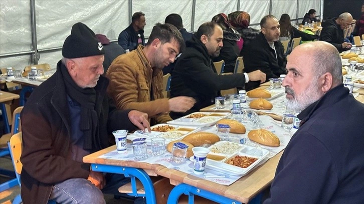 Konya Büyükşehir Belediyesi Hatay'da depremzedelere ramazan çadırı kurdu