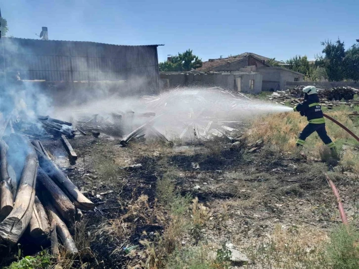 Konya’da çocuklar torpil attı, inşaat malzemeleri tutuştu
