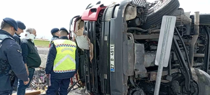 Konya’da elma yüklü kamyon devrildi: 2 yaralı
