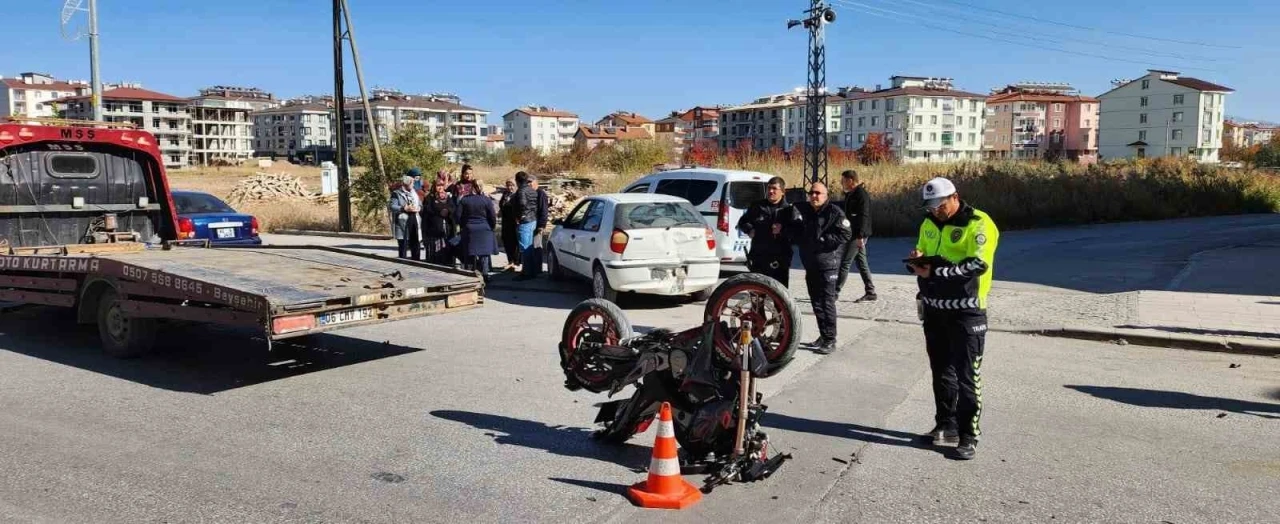 Konya’da motosiklet otomobile çarptı: 1 yaralı
