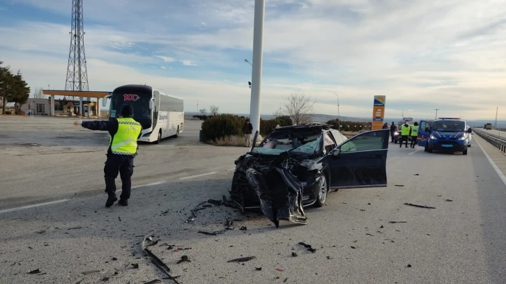 Konya’da otomobil kamyona çarptı: 2 yaralı
