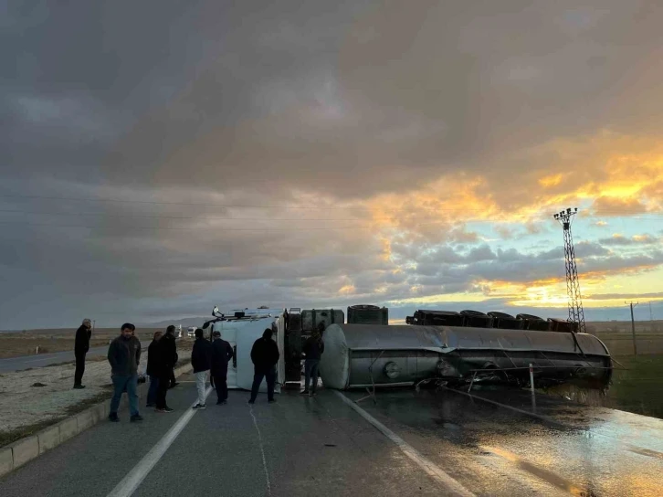 Konya’da refüje çarpan tanker devrildi: 2 yaralı
