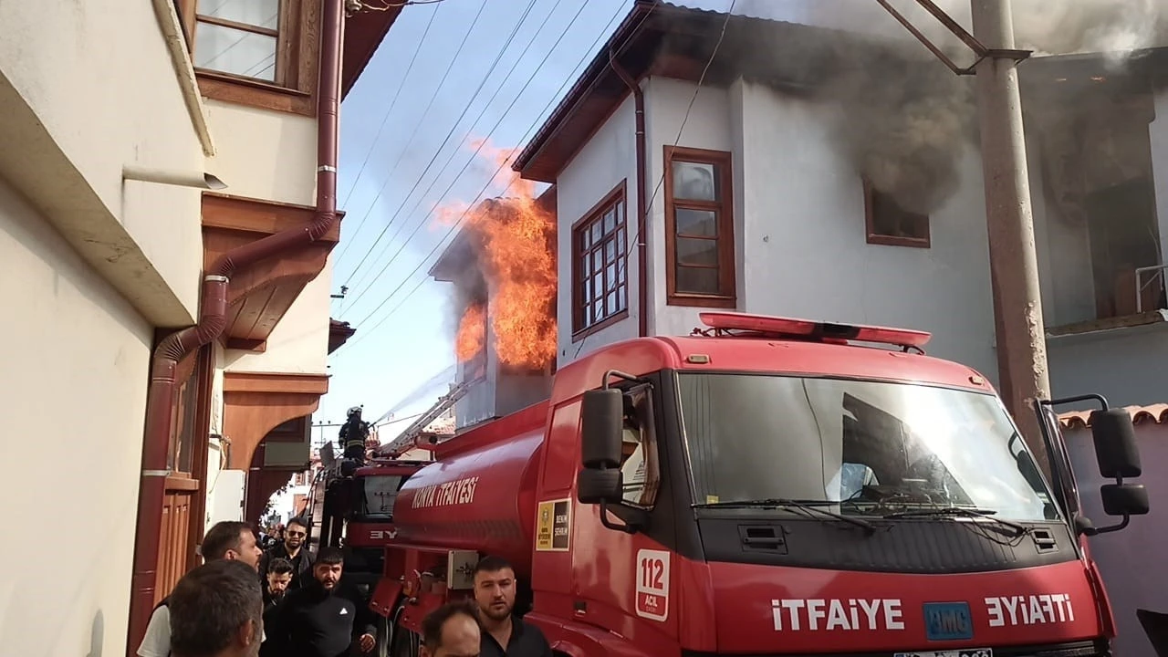 Konya’da tarihi evlerin bulunduğu sokaktaki yangın korkuttu
